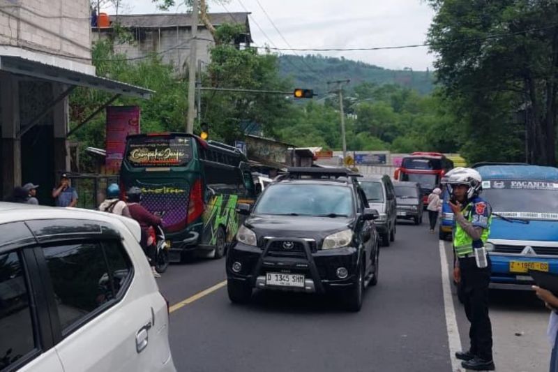 Polres Garut menguras arus kendaraan dari jalur wisata ke Bandung