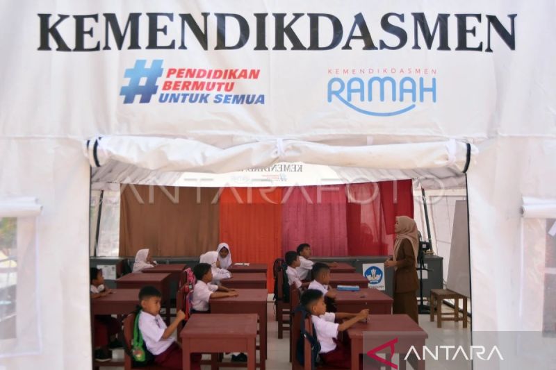 Sekolah darurat pascabencana di Padang Pariaman