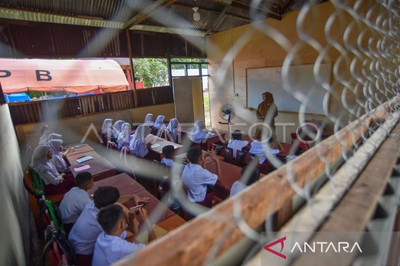 Sekolah darurat pascabencana di Padang Pariaman