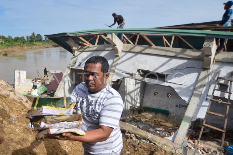 Bangunan Taman Pendidikan Al-Quran ambruk ke sungai Batang Anai