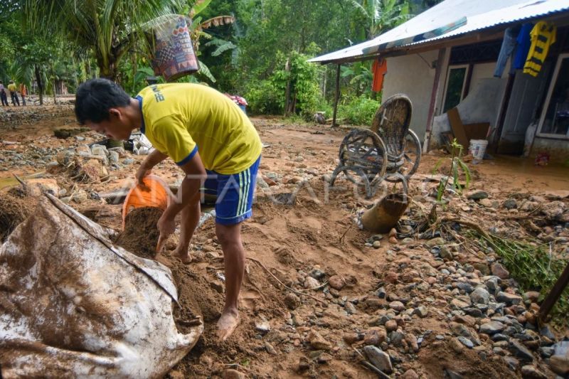 Dampak banjir bandang susulan di Padang