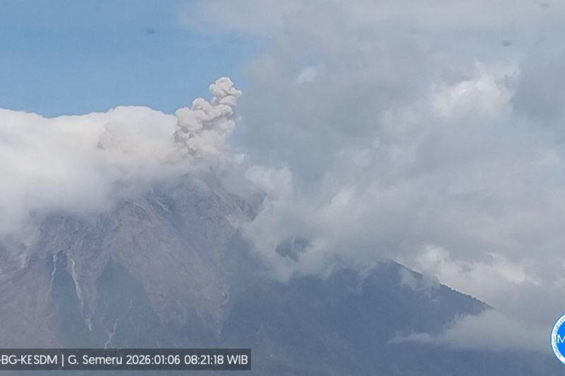 Gunung Semeru hari ini erupsi lontarkan abu vulkanik ke arah timur laut