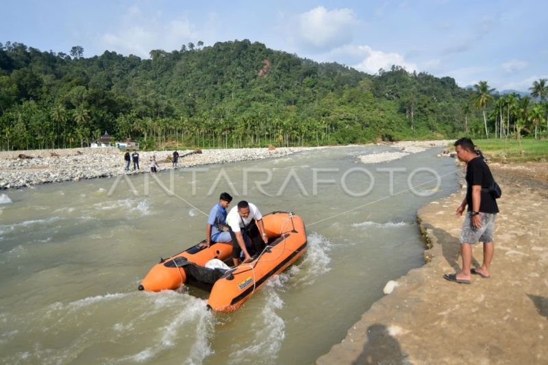 Penyeberangan perahu karet untuk pekerja di Padang Pariaman