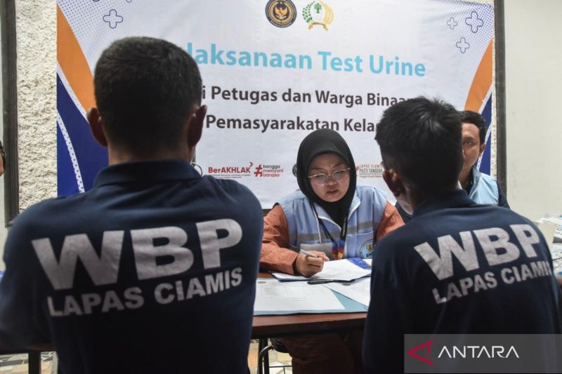 Warga binaan-sipir Lapas Ciamis tes urine guna mendeteksi narkoba