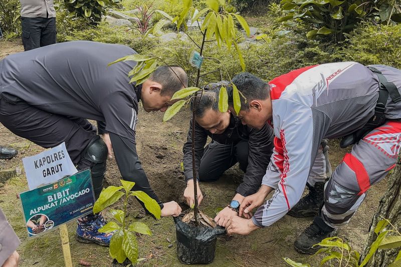 Polres Garut tanam ratusan pohon cegah bencana alam