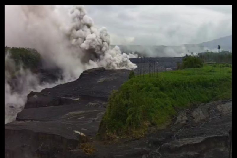 Gunung Semeru 30 kali gempa letusan dan 1 kali getaran banjir