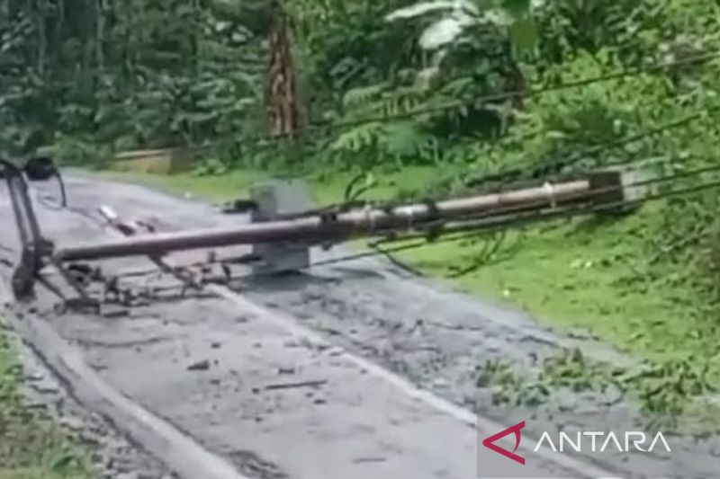 Petugas gabungan berupaya buka kembali akses jalur selatan Cianjur