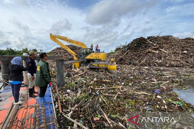 Banjarmasin cleans up large trash from upstream in Martapura River
