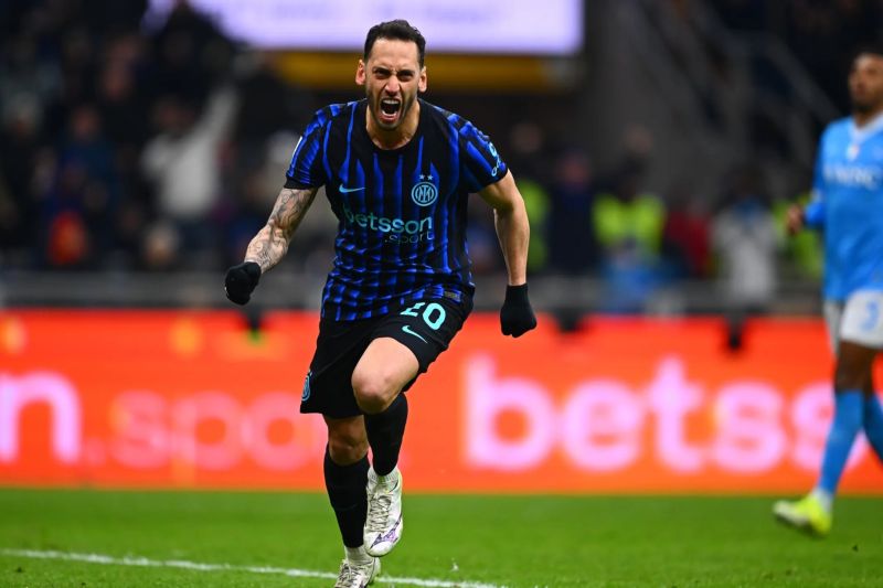 Inter Milan tetap puncaki klasemen meski diimbangi Napoli 2-2