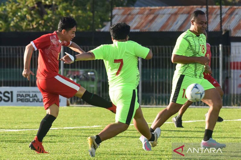 Gibran main bola bersama anak-anak Wamena, cetak tiga gol
