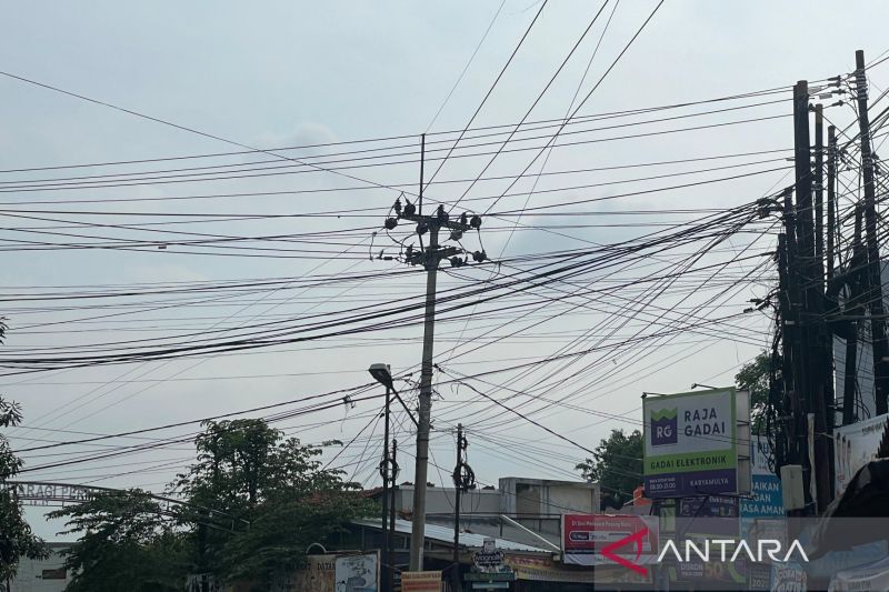 Pemkot Cirebon mengkaji program penataan kabel fiber optik bawah tanah