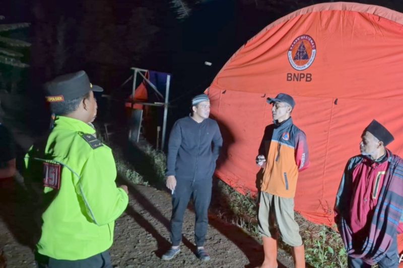 BPBD Garut dirikan tenda darurat untuk siswa belajar di Banjarwangi