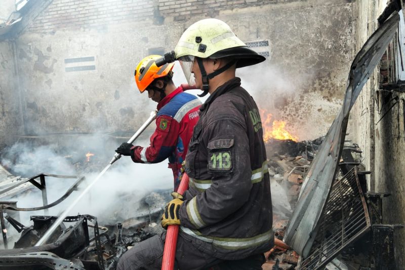 Pabrik rajut di Cilampeni Bandung terbakar tadi pagi