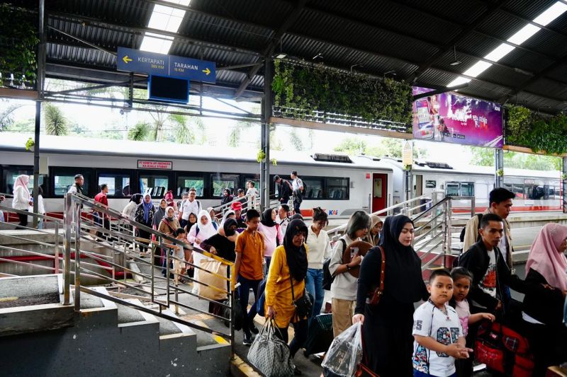 KAI Tanjungkarang catat penjualan tiket KA selama libur Isra Mikraj 9.957