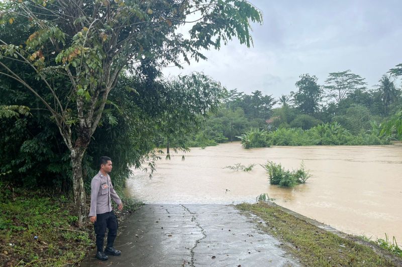 Debit Sungai Citarum meningkat, warga Karawang diminta waspada