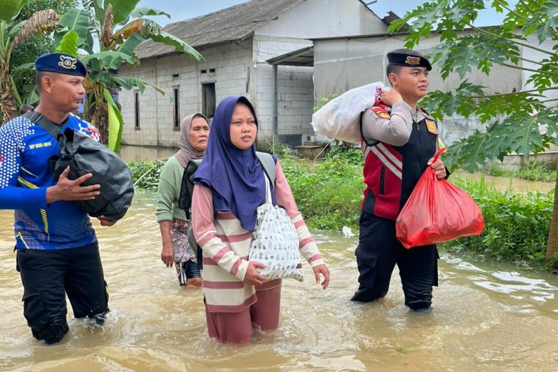 Warga Karawang terdampak banjir mulai dievakuasi