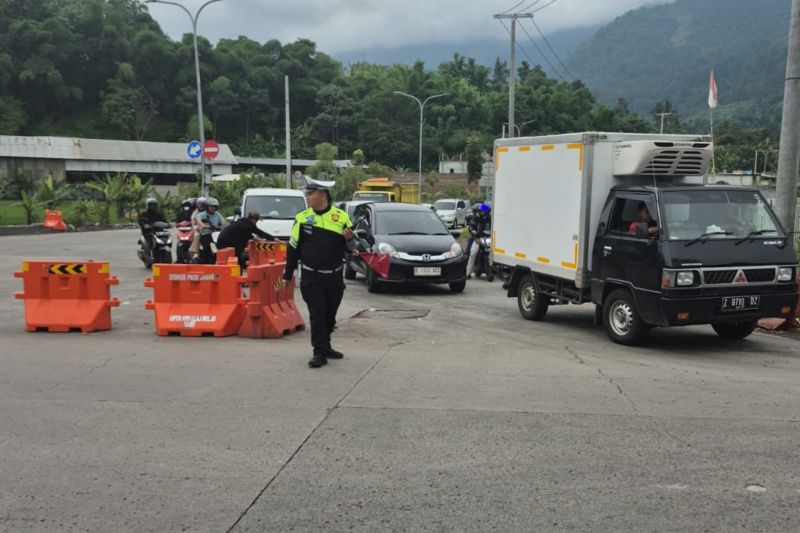 Polres Garut mengurai kepadatan dari jalur wisata menuju Bandung