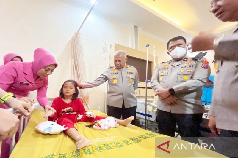Kapolda Kalsel bantu dua bocah yatim piatu korban laka lantas jalani operasi