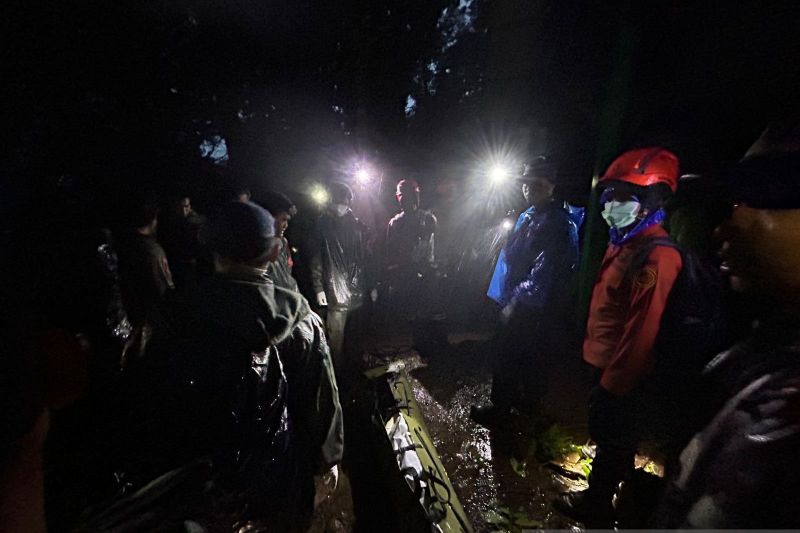 Dua jenazah korban pesawat ATR jatuh dievakuasi ke Posko DVI Makassar