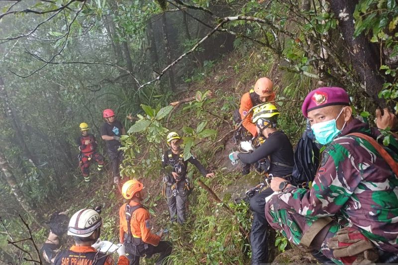 Marinir TNI AL bantu evakuasi pesawat ATR di lereng Bulusaraung