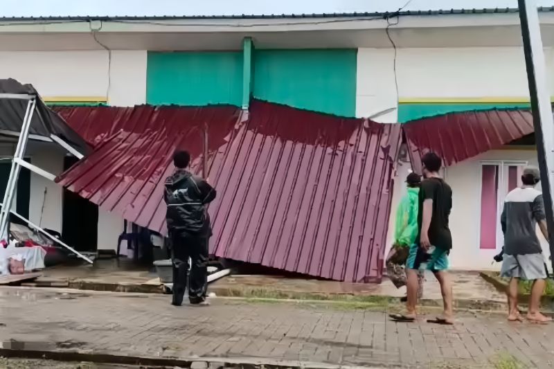 Kanopi rumah di Gowa ambruk saat angin kencang