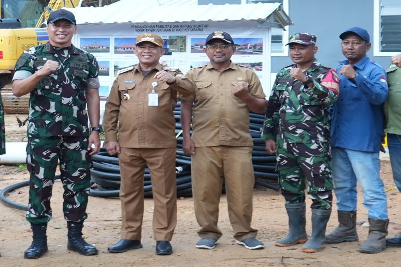 Kotabaru Regent inspects progress of 884th Infantry Battalion Saijaan