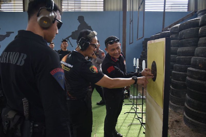 Asah profesionalisme, Kapolda Lampung pimpin latihan menembak di Satbrimobda