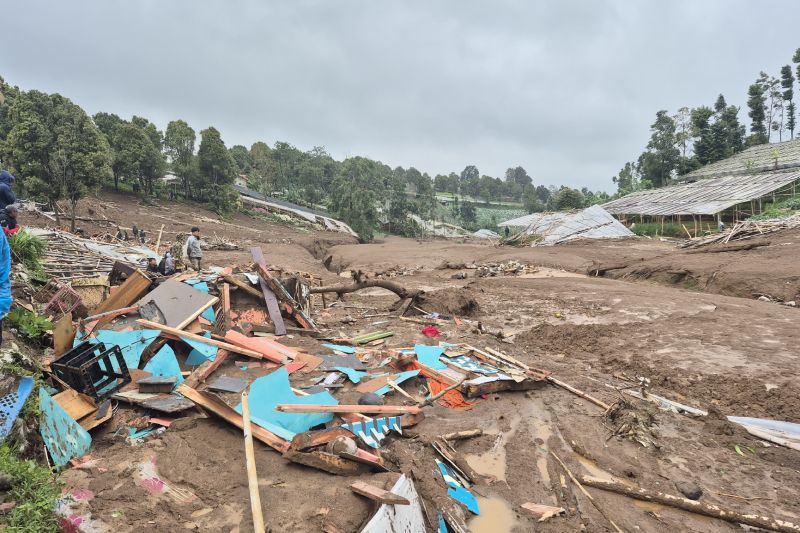 Longsor Cisarua Bandung: 7 orang tewas dan 114 orang hilang
