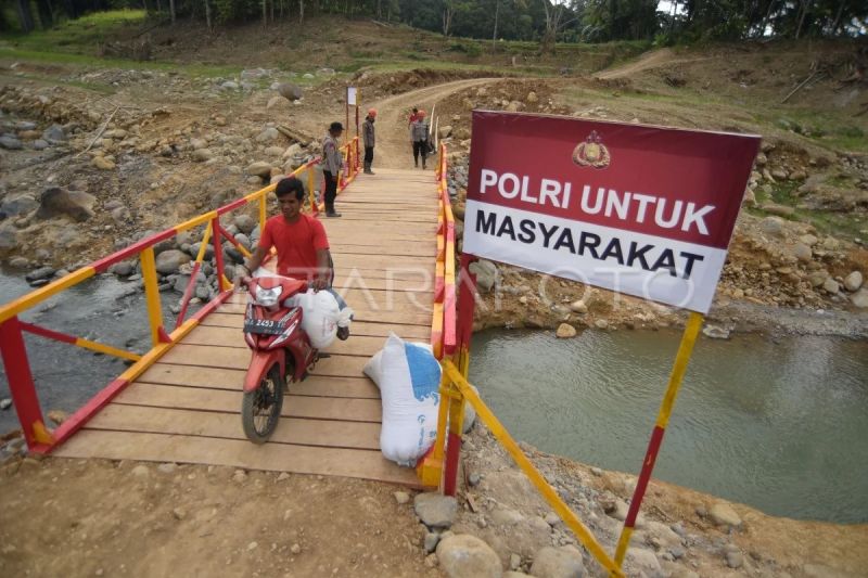 Jembatan darurat bantuan Polri di Palembayan