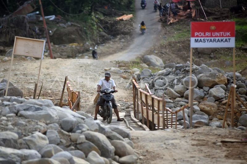 Jembatan darurat bantuan Polri di Palembayan