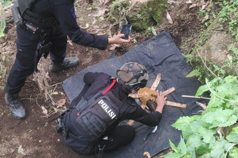 Tim Jibom mengevakuasi mortir yang ditemukan warga di Garut