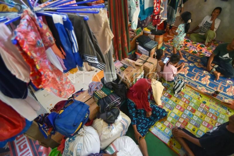 Pengungsi bertahan di bangunan bekas kandang sapi