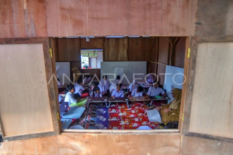 Siswa belajar di dalam kelas darurat di Agam