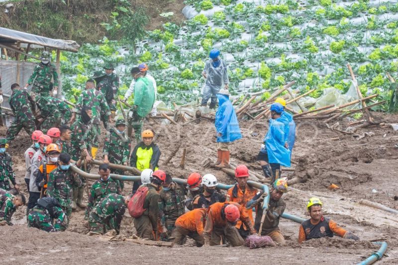 Longsor Cisarua - 53 kantong jenazah berhasil dievakuasi