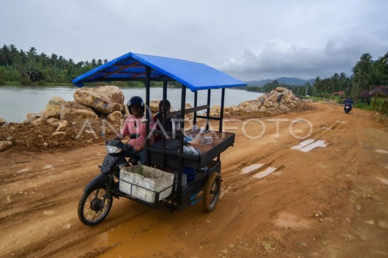 Penanganan jalan amblas pascabencana di Padang Pariaman