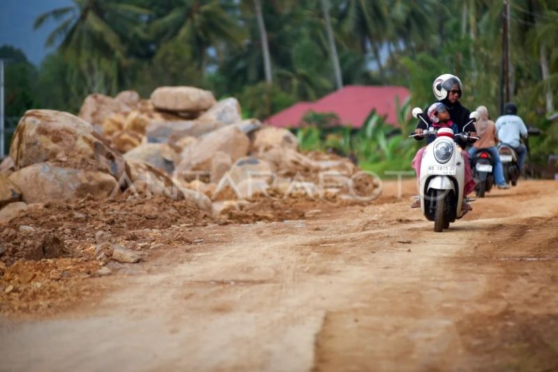Penanganan jalan amblas pascabencana di Padang Pariaman