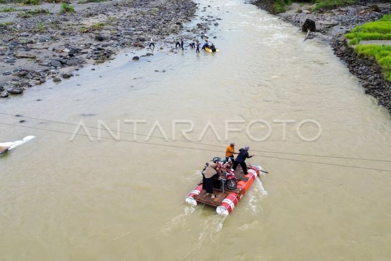 Rakit penyeberangan warga di Padang Pariaman