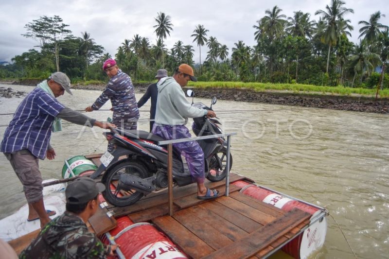 Rakit penyeberangan warga di Padang Pariaman