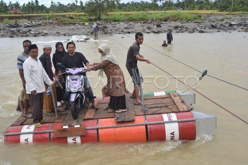 Rakit penyeberangan warga di Padang Pariaman
