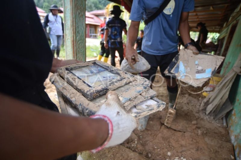 Pembersihan rumah warga dari lumpur di Padang Pariaman