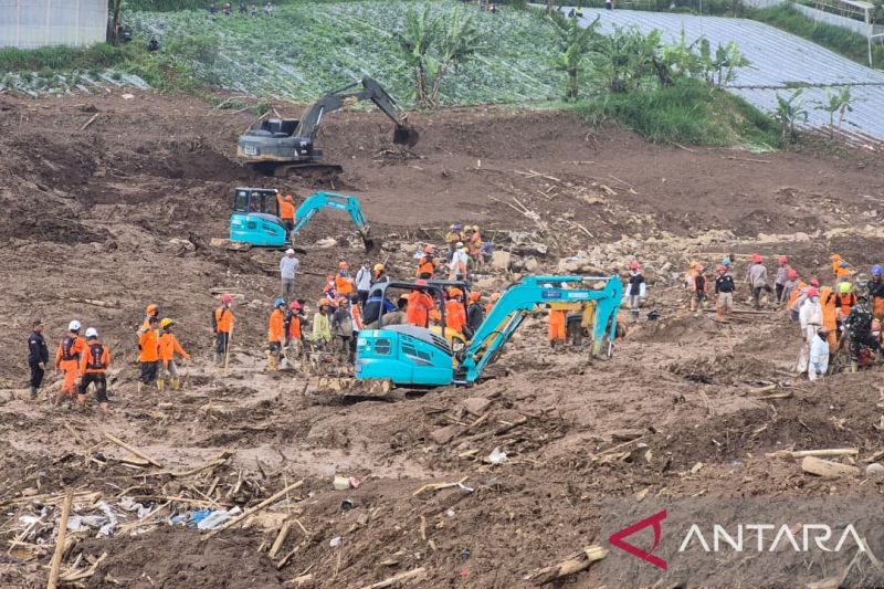 Longsor Cisarua - SAR evakuasi empat jenazah, 16 masih DP