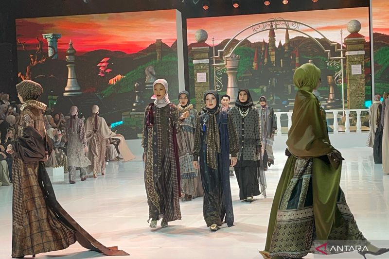 Koleksi busana "Imperial Reverie" jelang Lebaran ala Zaskia Sungkar