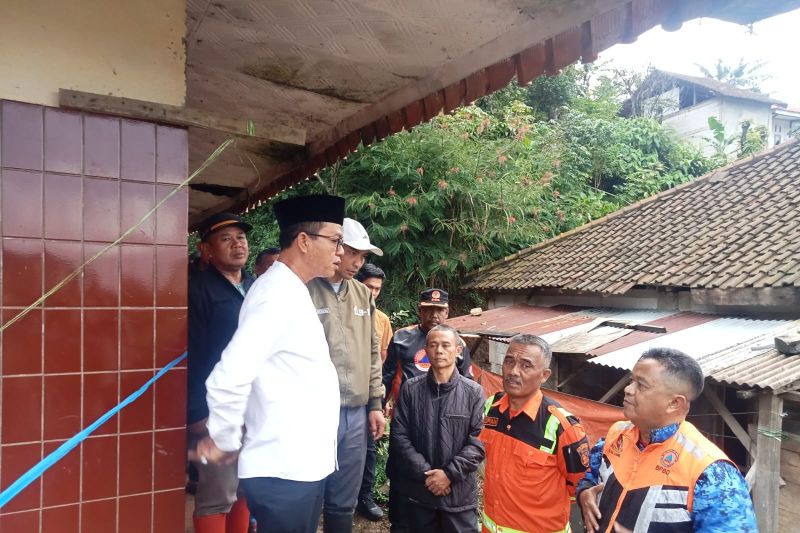 Pemkab Bandung meminta warga waspada cuaca ekstrem hingga Februari