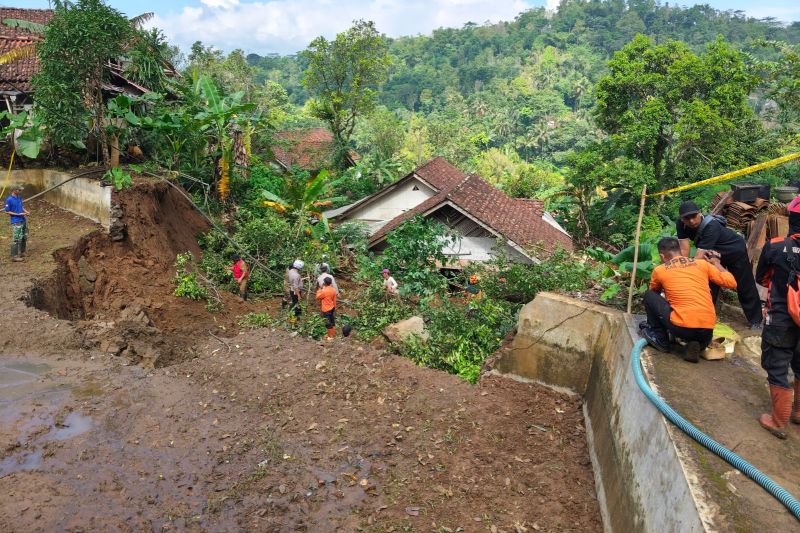 Seorang lansia tewas akibat longsor di Sindangkasih