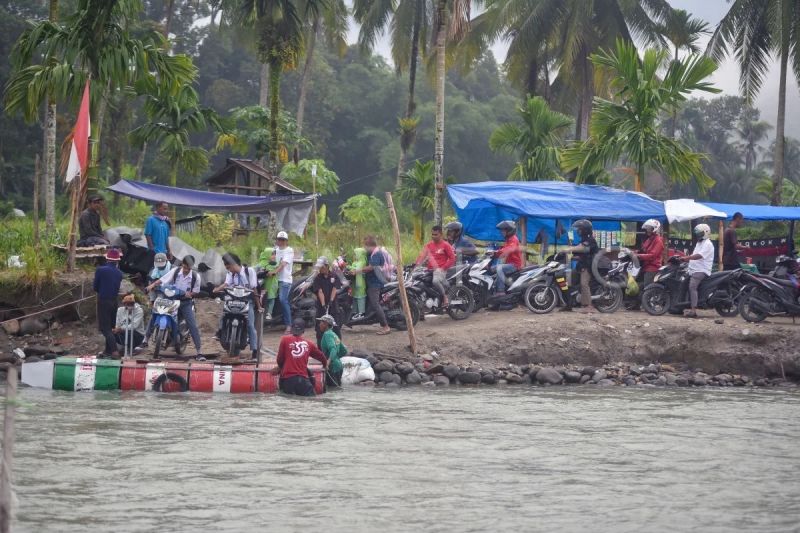 Antrean rakit penyeberangan di Padang Pariaman