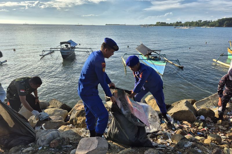 Polairud Gorontalo bersama unsur terkait operasi sampah di pantai