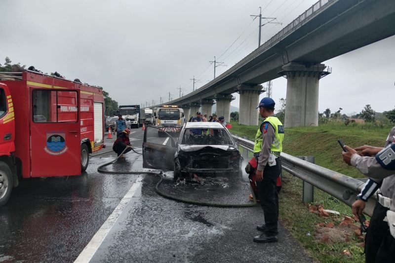 Detik-detik mobil Honda Mobilio terbakar di Tol Purbaleunyi, api muncul dari kap mesin