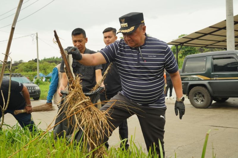 Ratusan orang memungut sampah di jalur wisata Garut