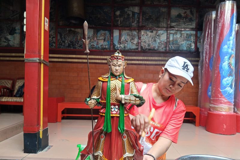 Bersih-bersih jelang Imlek