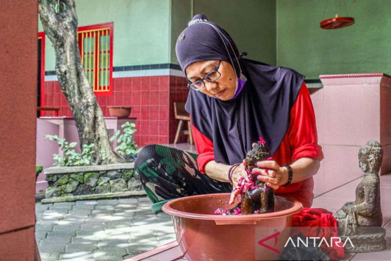 Bersihkan patung jelang Imlek
